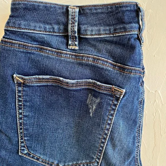 SILVER Jeans Avery Skinny Crop. Medium Wash with Raw Hems and Distressing - Picture 10 of 12